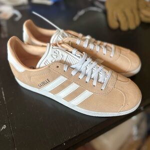 Adidas Gazelle, women’s 8, brand new, blush color